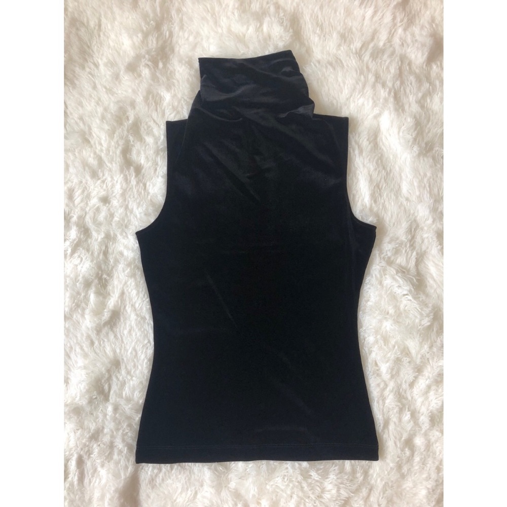 Velvet sleeveless turtleneck